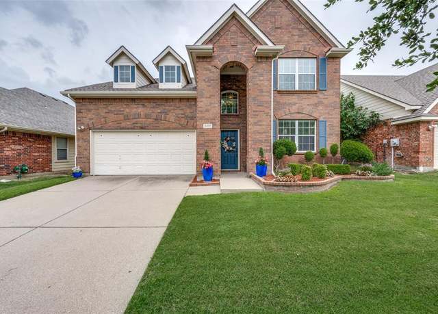 Property at 5801 Meadowglen Dr, Denton, TX 76226, 3 beds, 2.5 baths