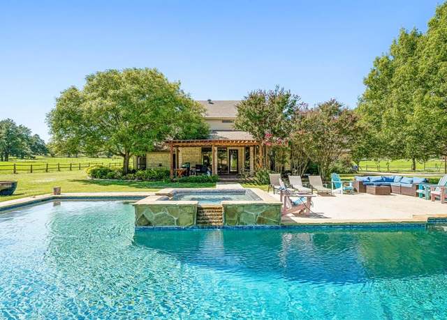 Property at 6940 N US Highway 281, Stephenville, TX 76401, 4 beds, 3.5 baths