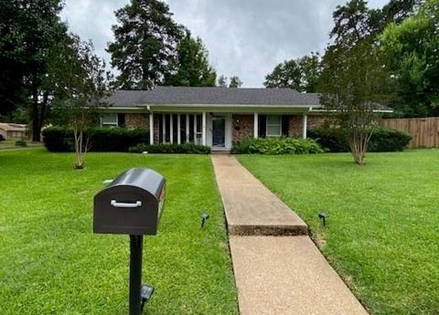 Property at 1000 Oakwood Dr, Longview, TX 75604, 3 beds, 2 baths