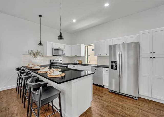 Property at 5806 Bryan Pkwy #4, Dallas, TX 75206, 2 beds, 2.5 baths