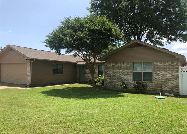 Property at 805 Panama Ct, Granbury, TX 76048, 2 beds, 1.5 baths