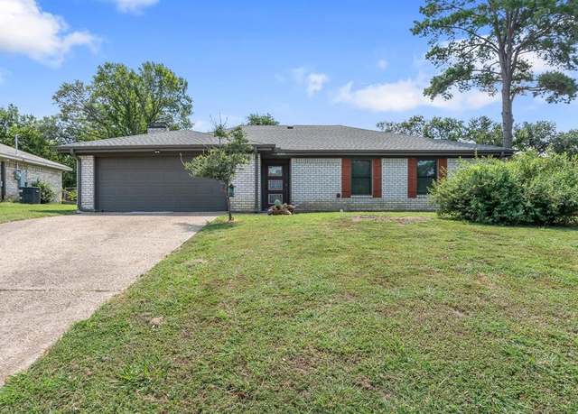 Property at 3005 Hillcrest Dr, Corsicana, TX 75110, 3 beds, 2 baths