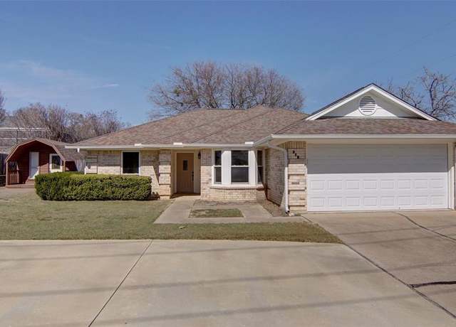 Property at 312 W Park Ave, Weatherford, TX 76086, 3 beds, 2 baths