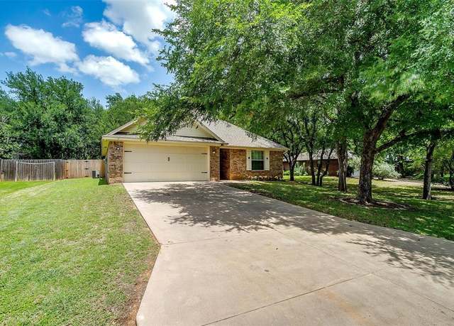 Property at 1414 Cheyenne Trl, Granbury, TX 76048, 3 beds, 2 baths
