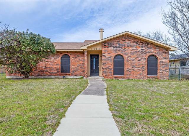 Property at 1906 Stockton Trl, Grand Prairie, TX 75052, 3 beds, 2 baths