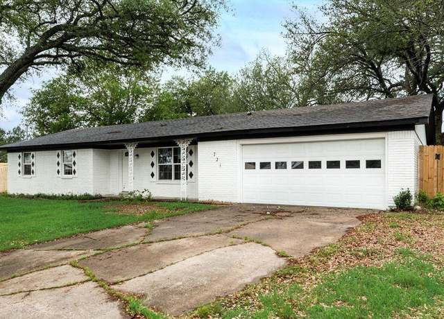 Property at 721 Plano St, Sulphur Springs, TX 75482, 3 beds, 2 baths