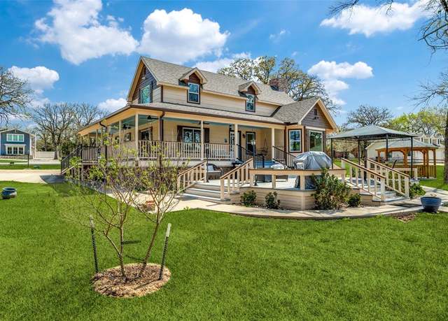 Property at 810 Kiowa Dr E, Gainesville, TX 76240, 4 beds, 3.5 baths