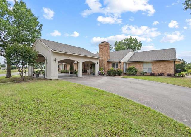 Property at 2017 S Village Dr, Bonham, TX 75418, 3 beds, 2.5 baths