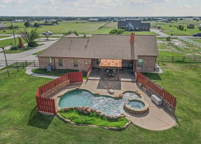 Property at 4040 Austin Cir, Sanger, TX 76266, 3 beds, 2.5 baths