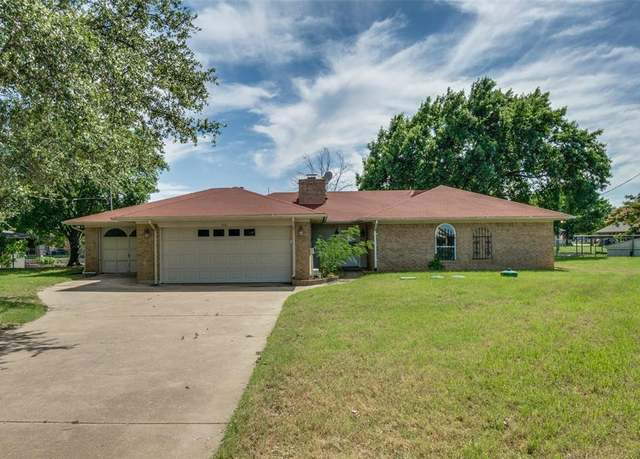 Property at 501 Panama Ct, Granbury, TX 76048, 3 beds, 2 baths