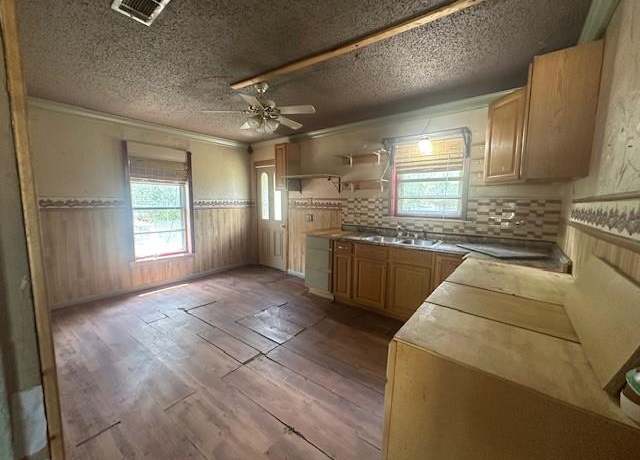 Property at 2003 Hillview St, Mesquite, TX 75149, 3 beds, 1 bath