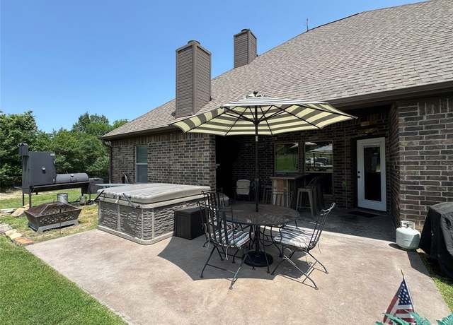 Property at 110 Bolivar Dr, Weatherford, TX 76085, 4 beds, 2 baths