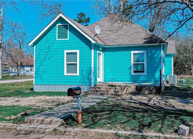 Property at 1108 W 1st St, Cameron, TX 76520, 3 beds, 1 bath