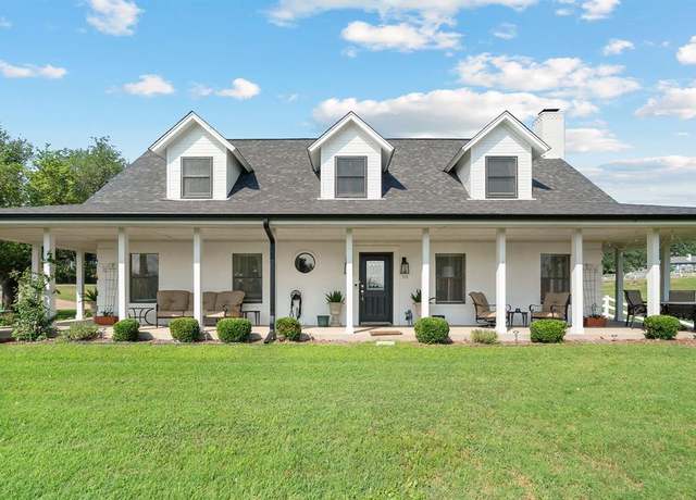 Property at 310 Sherry Trl, Weatherford, TX 76086, 3 beds, 2.5 baths