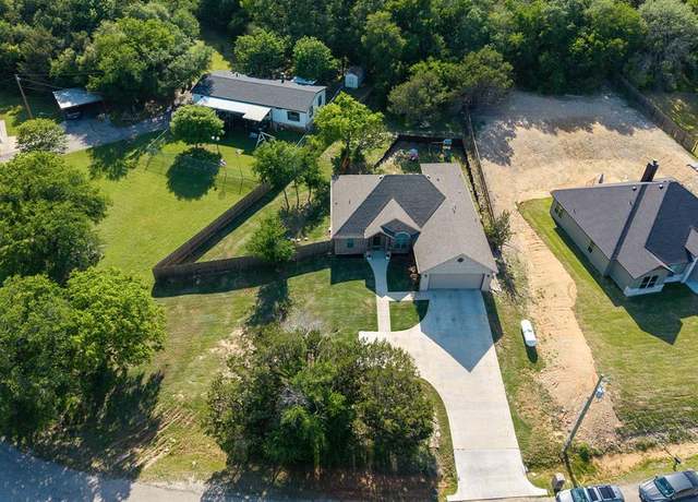 Property at 4114 Seminole Trl, Granbury, TX 76048, 3 beds, 2 baths