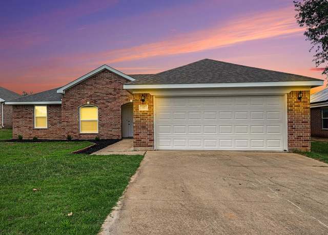 Property at 817 Wandering Ct, Granbury, TX 76049, 3 beds, 2 baths