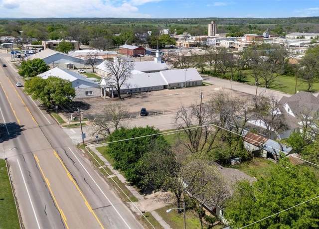 Property at 302 S Avenue G, Clifton, TX 76634, 3 beds, 1 bath