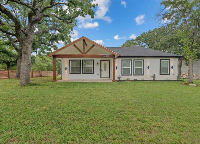 Property at 1024 Greenlee St, Denton, TX 76201, 4 beds, 2 baths