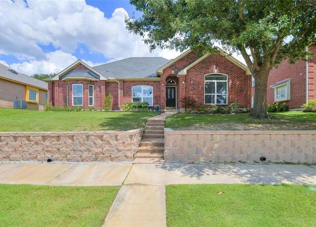 Property at 2772 Summertree Dr, Carrollton, TX 75006, 3 beds, 2 baths