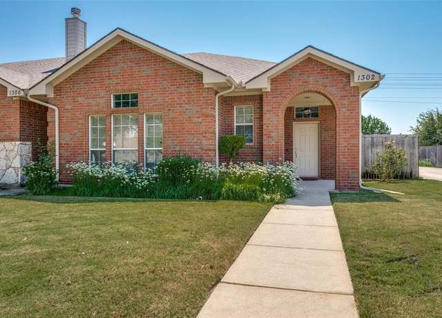 Property at 1302 Poinsettia Blvd, Denton, TX 76208, 2 beds, 2 baths