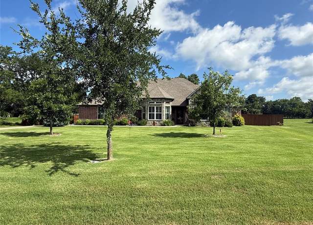 Property at 202 Chrissa Dr, Pottsboro, TX 75076, 4 beds, 2.5 baths