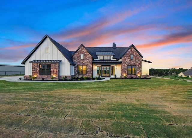 Property at 500 Longhorn Dr, Springtown, TX 76082, 5 beds, 3.5 baths