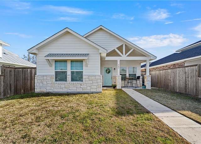 Property at 702 S Main St, Mcgregor, TX 76657, 3 beds, 2 baths