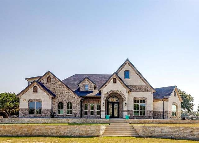 Property at 3207 Hummingbird Ct, Granbury, TX 76049, 5 beds, 4 baths
