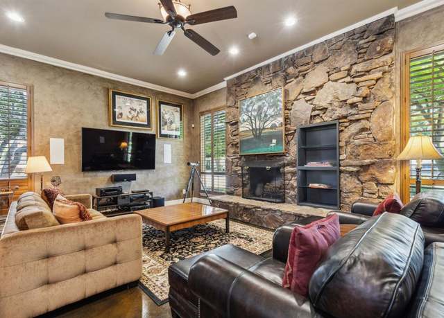 Property at 7412 Crofton Dr, Dallas, TX 75231, 4 beds, 2 baths