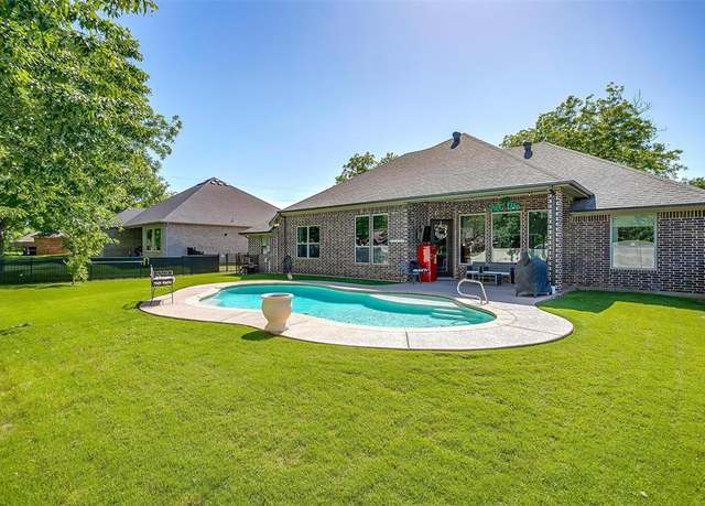 Property at 9001 Magnolia Vale Dr, Granbury, TX 76049, 3 beds, 2 baths