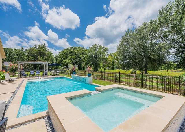 Property at 310 Splitrail Dr, Mabank, TX 75143, 3 beds, 2 baths