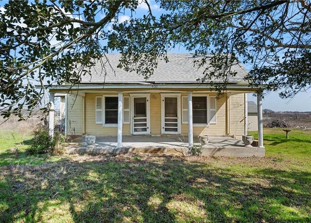 Property at 400 N Broadway St, Riesel, TX 76682, 3 beds, 2 baths