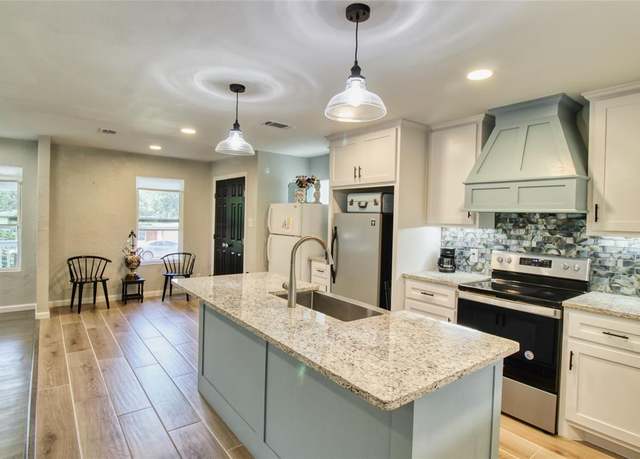 Property at 505 E 4th St, Weatherford, TX 76086, 3 beds, 2 baths