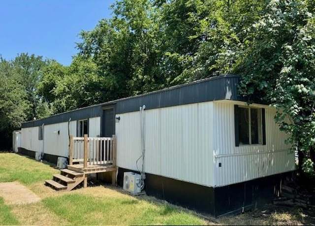 Property at 914 Pawnee Trl, Granbury, TX 76048, 3 beds, 2 baths