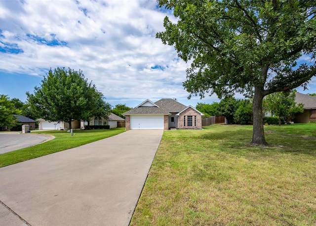 Property at 1528 Oak Tree Cir, Weatherford, TX 76086, 3 beds, 2 baths