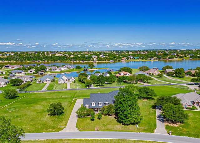 Property at 1905 Yucatan Dr, Granbury, TX 76048, 4 beds, 2.5 baths