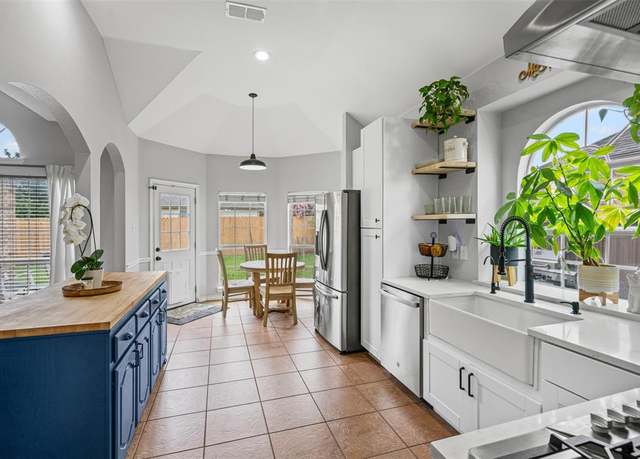 Property at 405 High Desert Dr, Fort Worth, TX 76131, 5 beds, 3 baths