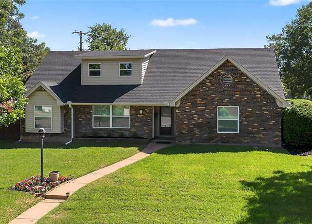 Property at 921 Blue Lake Dr, Fort Worth, TX 76103, 5 beds, 3 baths