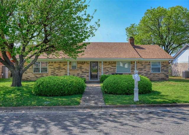 Property at 914 Boone Dr, Sherman, TX 75090, 3 beds, 2 baths