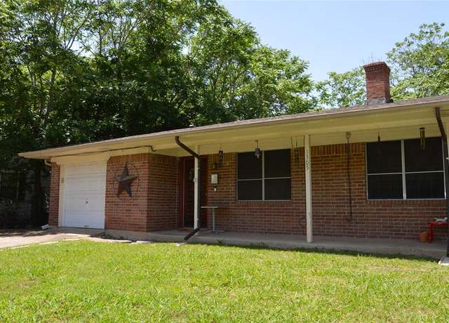 Property at 1305 Church St, Commerce, TX 75428, 4 beds, 2 baths
