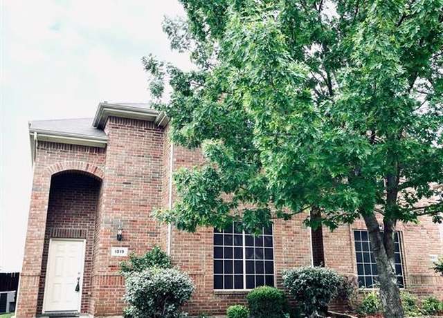 Property at 1019 Jamie Dr, Grand Prairie, TX 75052, 4 beds, 2.5 baths