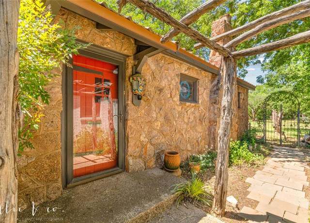 Property at 400 Riverside Blvd, Abilene, TX 79605, 3 beds, 3 baths