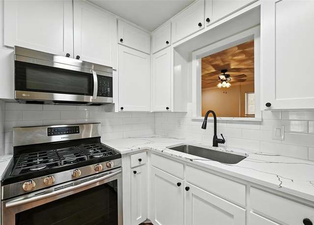 Property at 324 Jasmine Ct, Burleson, TX 76028, 3 beds, 1.5 baths