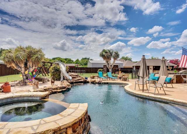 Property at 1158 Lynn Way, Waxahachie, TX 75165, 3 beds, 2.5 baths