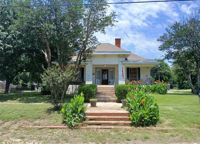 Property at 300 NW 2nd St, Hubbard, TX 76648, 2 beds, 2 baths