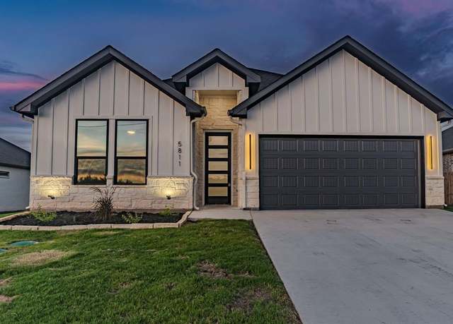 Property at 5811 Stonegate Cir, Granbury, TX 76048, 3 beds, 2 baths