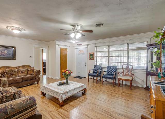 Property at 2122 S Vernon Ave, Dallas, TX 75224, 4 beds, 4.5 baths