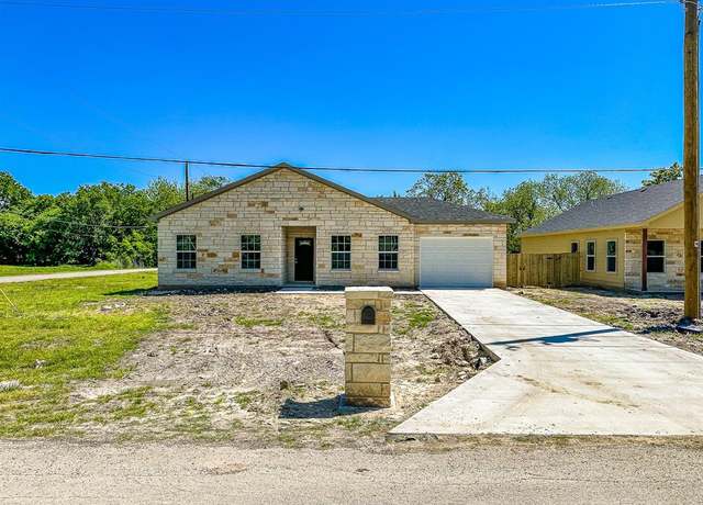 Property at 301 SW 6th St, Kerens, TX 75144, 3 beds, 2 baths