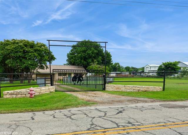 Property at 5920 Retta Mansfield Rd, Burleson, TX 76028, 2 beds, 1.5 baths
