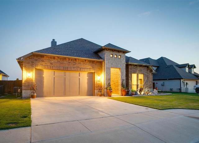 Property at 1305 Crown Valley Dr, Weatherford, TX 76087, 4 beds, 2.5 baths